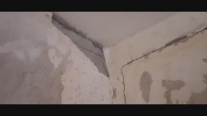 Как и чем заделать трещины в стене?