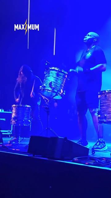 Дэйв Грол из Foo Fighters неожиданно появился на концерте Sepultura в Лос-Анджелесе ⚡️ смотреть онлайн