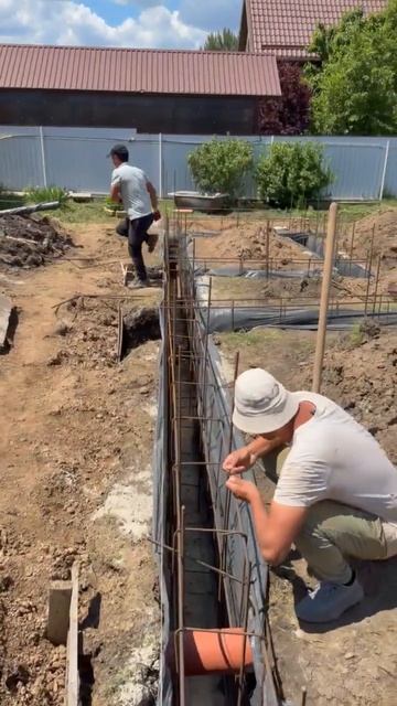 Завершаем каркас из арматуры и приступаем к заливке фундамента ⚒️ будни строителей «ДомСтрой»