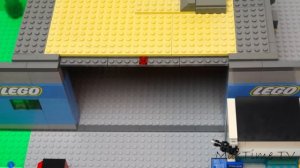 Поезда LEGO пересекают дорогу, а легковые автомобили и грузовики
