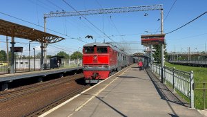 «Распугивая голубей» тепловоз «Боинг» 2ТЭ116-649 с грузовым поездом на ст.Лигово, май 2026 года