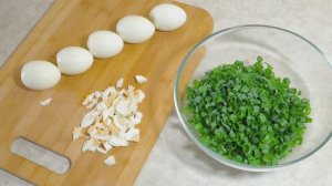 Летний салат к шашлыку с зеленым луком.Summer salad with green onions.