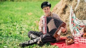Его аккордеон играет в чистом поле он, и в эту музыку... корова влюбиться видно, что готова