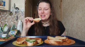 Хлебушек поджареный в тостере, с творожным сыром, огурцами и сыром