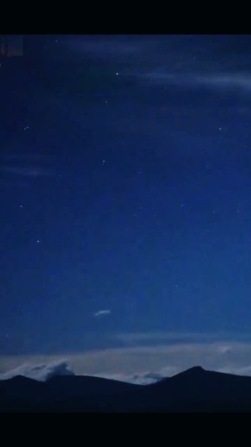Загадочные столбы красного света появились в Тибете во время грозы⚡