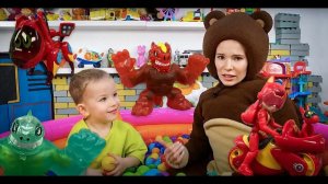 Маленькая Вера - Дядя Федор и Медведь ищут подарки в бассейне с шариками - Гуджитсу