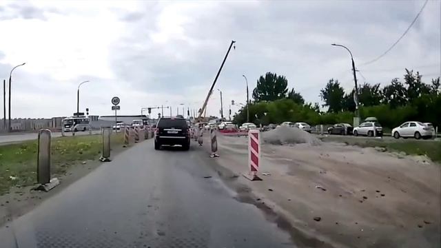 На джипе режет угол справа