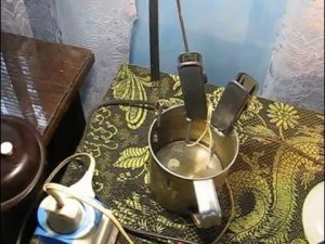 Провода под напряжением в кружке