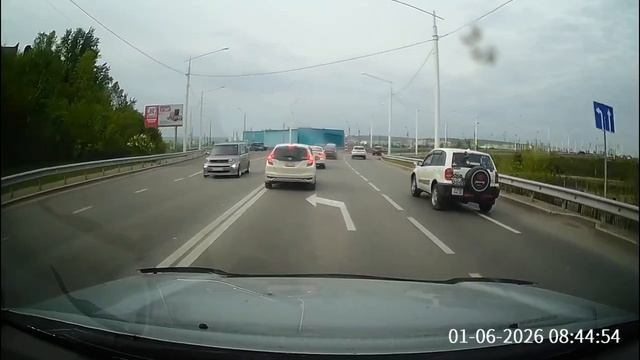 Ему двойная сплошная не по чём