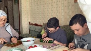 В месте с внуками приготовили окрошку. Нарезали овощи , на летний салат.