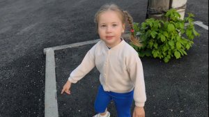 Юля на прогулке