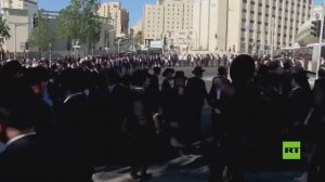 يهود متشددون يرقصون ضمن دائرة احتجاجا على التجنيد الإلزامي واعتقال حريديم متهربين من الخدمة