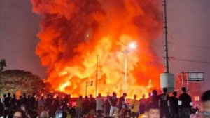 Страшный пожар разгорелся на рынке в Джакарте.

Власти выясняют причину возгорания.