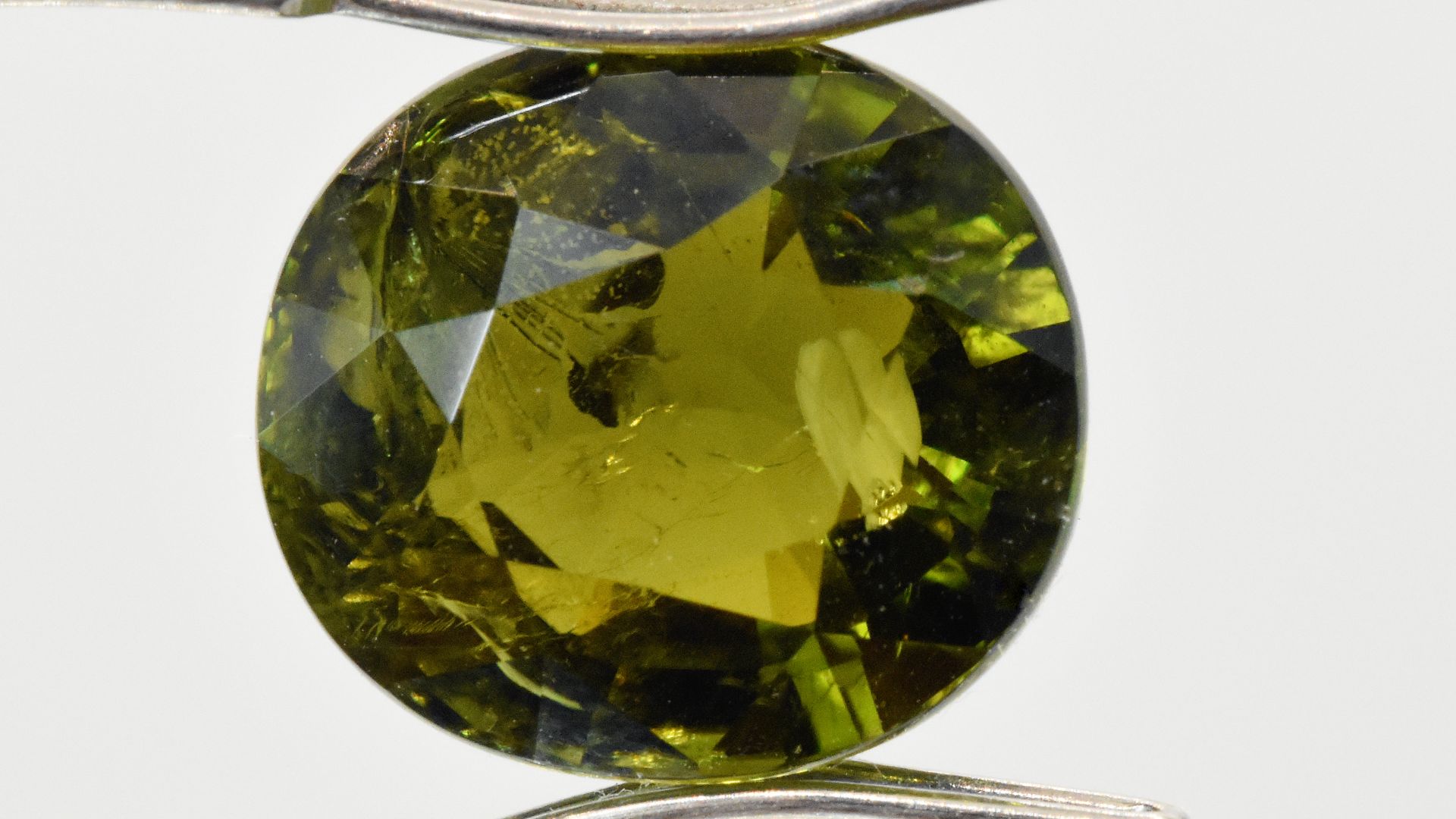 Турмалин Верделит, овал 7.90 Ct. (Мозамбик)
