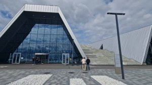 У входа в Морской Музей