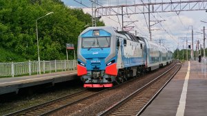 Пассажирские и грузовые поезда железной дороги