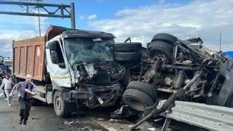 135 Жестокие аварии легковых и грузовых автомобилей – идиоты-водители снова атакуют!