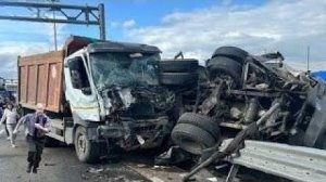 135 Жестокие аварии легковых и грузовых автомобилей – идиоты-водители снова атакуют!