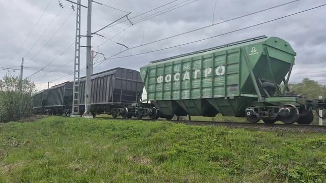 3ЭС5К-376 с грузовым поездом проезжает мимо смотреть онлайн