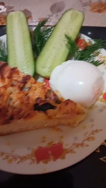 Перекус домашней пиццей и чем Бо послал.