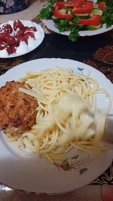 Хороши макароны с котлетой.