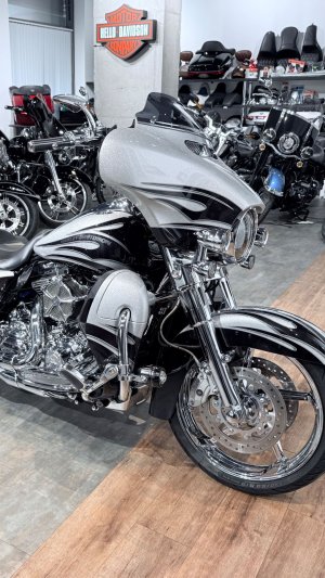 2015 HD CVO Street Glide Special 110 Hard Candy Custom 7K (VIN 5HD***9164)