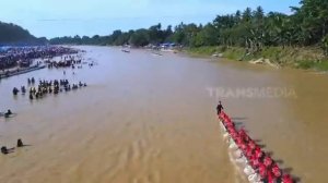Видео об 11 летнем Райяне Аркане Дикхе - мальчике танцующем на лодке. Про место где он живет.