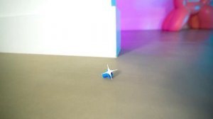 Настя и её друзья ловят насекомых дома