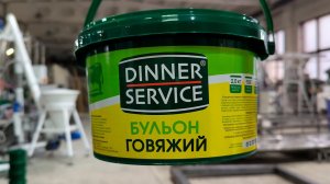 Автоматическая фасовка мясного бульона  в пластиковые ведра с наклейкой этикетки