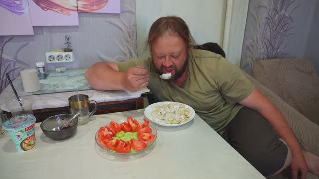 Кушаем вместе с папой домашние пельмени которые мама лепила всю ночь и устала СТРОЙКА НА ДАЧЕ огород смотреть онлайн