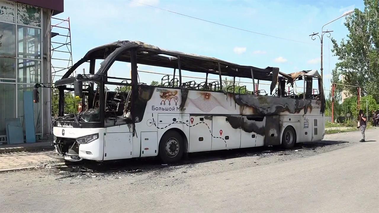 Украинские боевики ударили дроном по рейсовому автобусу в ДНР смотреть онлайн