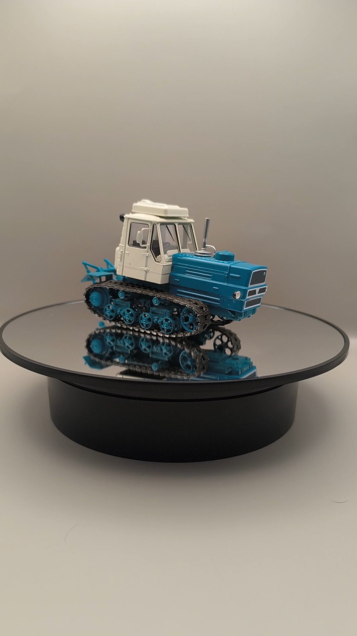 Гусеничный Трактор ХТЗ Т-150 бело-голубой 1:43, 