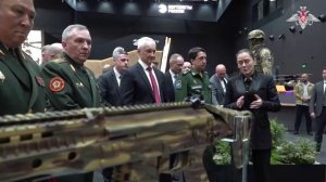 Осмотр выставки ВВСТ предприятий российского ВПК