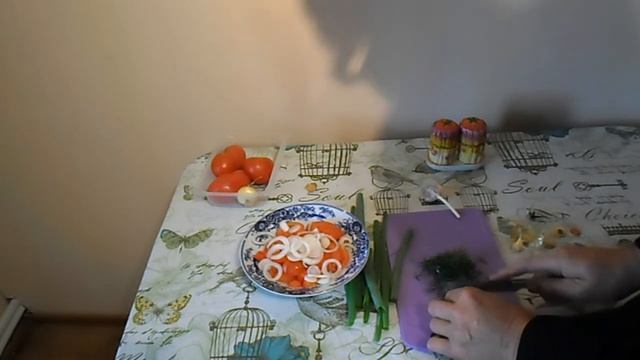 Очень вкусный салат из помидор с луком и зеленью смотреть онлайн