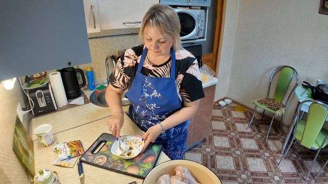 На ужин голени в духовке и вареная картошка