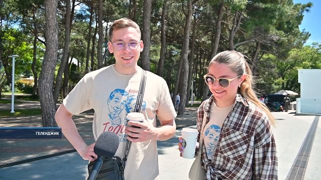 Геленджик встречает лето: солнце, тепло и  туристы на набережной