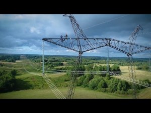 Классная работа смелых парней! Высотный монтаж ЛЭП
