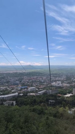Подъем на вершину горы Машук в Пятигорске в вагончике канатной дороги