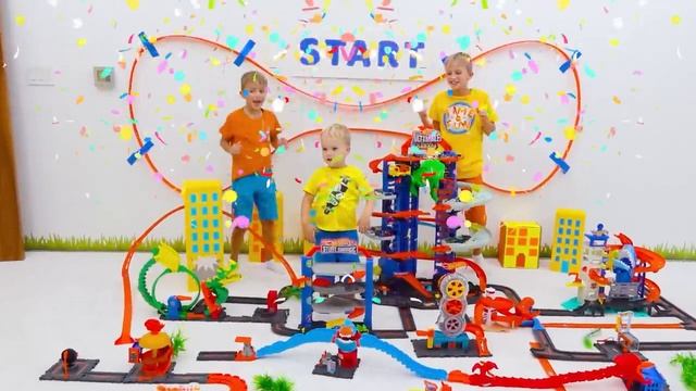 Крис играет с машинками Hot Wheels и строит город Hot Wheels смотреть онлайн