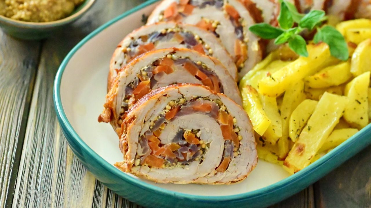 Мясной рулет из телятины с морковью / Рецепт приготовления и красивая подача к праздничному столу смотреть онлайн
