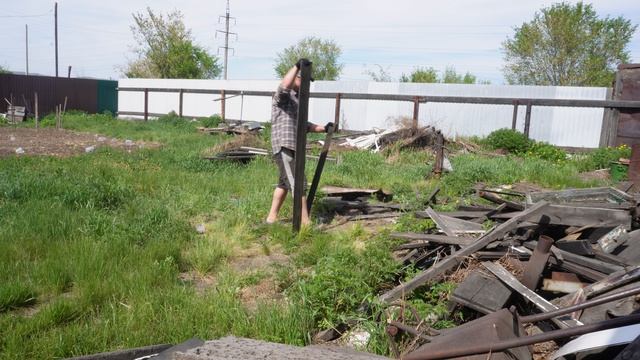 Ветер налетел Все аккуратно сложенные доски разбросал ПОДВАЛ ИЛЬИЧА надо сложить всё на место смотреть онлайн