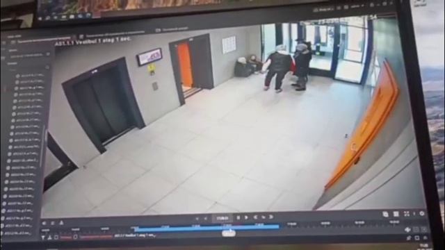 Нападение с перцовым баллончиком в подъезде смотреть онлайн