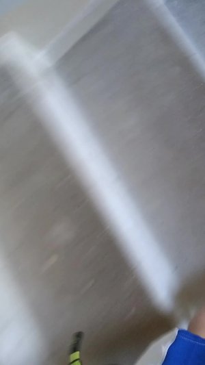 р