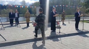 Смена почетного караула у памятника воинам-землякам во время торжественного митинга в Суне