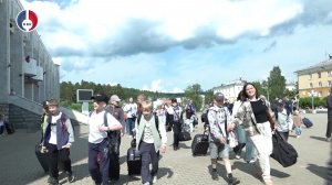 Началась первая смена в загородном лагере «Самоцветы»: сотни новоуральских детей уехали отдыхать