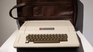 На ПМЭФ показали компьютер Стива Джобса Apple II