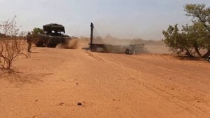 Военнослужащие АК расчищают дорогу в районе Диема от уничтоженной боевиками гражданской техники.