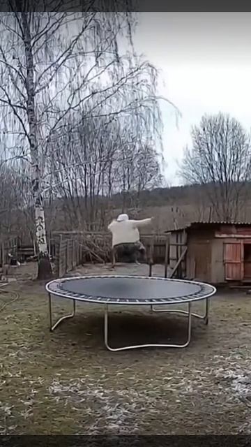 Бабулю на батуте