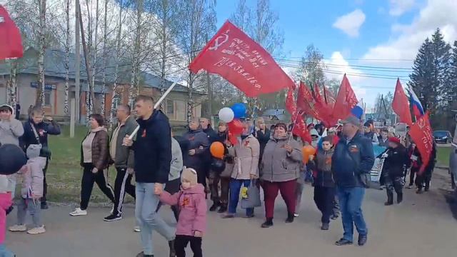 С Днем Победы! Колонна жителей посёлка Суна подходит к площади торгового центра смотреть онлайн