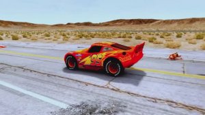 🚚 МОЛНИЯ МАККУИН НА ЭВАКУАТОРЕ! 💥 Огромные ямы против машин в BeamNG.Drive 🚗💨